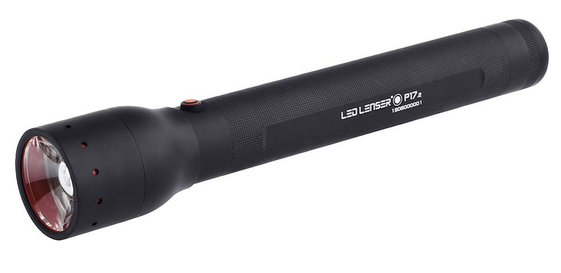 Фонарь светодиодный Led Lenser P17.29417 Фонарь светодиодный Led Lenser P17.29417Профессиональный фонарь LED Lenser Р17.2 предназначен для локального освещения предметов. Он чрезвычайно высокопроизводителен, удобен и крепок. Корпус фонаря выполнен из прочного алюминиевого сплава, имеет высокую степень защиты от пыли и воды, не восприимчив к транспортной вибрации и может использоваться на природе, как источник света. Фонарь имеет позолоченные контакты, благодаря чему они не окислятся даже в морском соляном тумане при высоких температурах. Также фонарь оснащен системой AFS (изменяемая фокусировка одним движением руки), благодаря которой Вы сможете освещать предметы, как на большом расстоянии, так и вблизи. Светодиод имеет ресурс до 100 000 часов непрерывной работы. Они устойчивы к ударам и не перегорают, как лампы накаливания.Фонарь получил премию IF Design (Международного форума по дизайну).Дальность луча: 420 м.Световой поток: 450 лм.Время работы светодиода: до 100000 ч.Питание от 3 батареек тип D (входят в комплект).