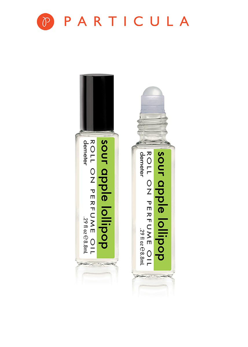 Demeter Fragrance Library Парфюмерное масло Кислое яблоко (Sour apple lollipop), 8,8 млDM14078 Demeter Fragrance Library Парфюмерное масло Кислое яблоко (Sour apple lollipop), 8,8 млDM14078Как вы поняли Lollipop в названии означает, что в аромате есть не только кислое яблоко, но и сладкий леденец. Сочетать несочетаемое и постоянно удивлять - вот основные принципы работы парфюмеров Demeter. И вот уже на протяжении 200 ароматов у них это получается. Они даже попытались представить, как вы пробуете аромат, сначала морщитесь от кислинки яблок и в следующую секунду улыбаетесь от сладкого и прохладного послевкусия леденца. Здорово? Конечно! Для этого они знакомят вас с новыми ароматами. Demeter!Способ применения: нанести на сухую, чистую кожу. На точки пульса.Парфюмерные масла - это концентрат, в состав которого входят только натуральные ароматические вещества. Парфюмерные масла, состоящие из масляной основы и сбалансированной парфюмерной композиции, обеспечивают стойкость аромата, поэтому запах держится очень долго. Отсутствие спирта делает ароматы менее летучими, не вызывает аллергической реакции и не высушивает кожу. Они не испаряются с кожи, а постепенно впитываются в нее.Товар сертифицирован.