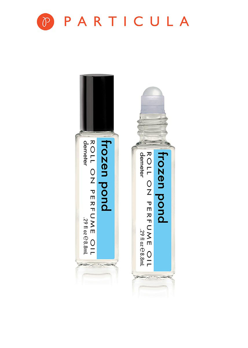 Demeter Fragrance Library Парфюмерное масло Зимний пруд (Frozen Pond), 8,8 млDM22778 Demeter Fragrance Library Парфюмерное масло Зимний пруд (Frozen Pond), 8,8 млDM22778Как утверждают создатели Demeter, на создание этого аромата их подтолкнули Зимние Олимпийские Игры. Нельзя не согласиться — такое зрелище не могло пройти мимо тонкого чутья композитора духов. Во Frozen Pond, кажется, смешалось все самое зимнее: запах холодного воздуха, льда и деревьев, покрытых снегом.Способ применения: Нанести на сухую, чистую кожу. На точки пульса.Парфюмерные масла - это концентрат, в состав которого входят только натуральные ароматические вещества. Парфюмерные масла, состоящие из масляной основы и сбалансированной парфюмерной композиции, обеспечивают стойкость аромата, поэтому запах держится очень долго. Отсутствие спирта делает ароматы менее летучими, не вызывает аллергической реакции и не высушивает кожу. Они не испаряются с кожи, а постепенно впитываются в нее.Товар сертифицирован.