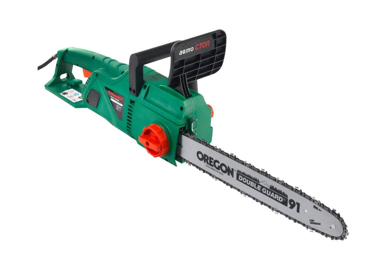 Пила цепная Hammer CPP2000BCPP2000B Пила цепная Hammer CPP2000BCPP2000BHAMMER CPP2000B — производительная цепная пила с 16-дюймовой шиной. С ее помощью можно быстро заготовить дрова, обрезать ветки в саду, распилить доски, брус и ДСП. Обладает солидной мощностью (2,0 кВт) и выдерживает значительные нагрузки. Оснащена качественной шиной и цепью марки Oregon. Для безопасности предусмотрен тормоз 2-х типов и защитный кожух на рукоятке.