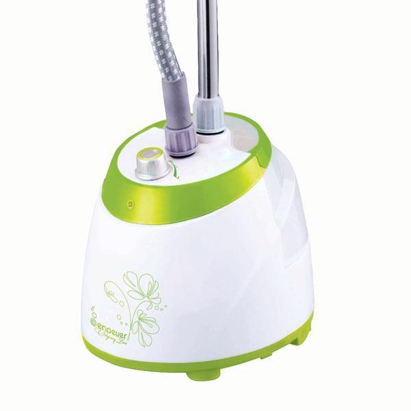 Endever Odyssey Q-104 отпариватель для одеждыOdyssey Q-104 Endever Odyssey Q-104 отпариватель для одеждыOdyssey Q-104Предназначен для вертикального отпаривания одежды. Применяется для вещей из шёлка, капрона, нейлона, полиэстера, драпа, меха, кожи и др. Легко и быстро отпаривает платья, брюки, блузы, юбки, украшенные кружевами, пайетками, стразами и другими элементами отделки. Помимо отпаривания, спектр его действия включает также очистку, дезинфекцию, одежды, белья и других предметов обихода. Чистит, освежает изделия из шерсти и трикотажа, избавляет вещи от частых стирок и химчисток. Прекрасно справляется с пропариванием подушек, матрасов и одеял. Мощная струя пара температурой до 98°С, без применения химических средств проникает насквозь и уничтожает пылевых клещей, патогенную микрофлору (бактерии, грибки) и запахи, что особенно важно для семей с маленькими детьми и для людей с аллергическими заболеваниями.