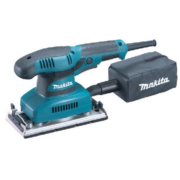 Шлифмашина вибрационная Makita BO3711BO3711 Шлифмашина вибрационная Makita BO3711BO3711Вибрационная шлифовальная машина Makita BO3711 - идеальный инструмент для качественной обработки самых разных материалов. С ее помощью можно зачистить и отшлифовать поверхности из древесины любой степени твердости, фанеры и металла, удалить царапины и пятна на лаковых покрытиях или вовсе их снять.Данная модель весьма производительна, что обеспечивается надежным двигателем мощностью 190 Вт и большой рабочей поверхностью. Шлифовальная платформа в течение минуты может совершать до 11000 возвратно-поступательных движений с амплитудой всего 2 мм, что позволяет достичь превосходного качества обработки. Число ходов регулируется электроникой в довольно широком диапазоне - от 8000 до 22000 ходов в минуту.Вибрационная шлифовальная машина Makita ВО3711 чрезвычайно надежна и рассчитана на длительную эксплуатацию. Прямоугольная форма шлифовальной пластины и отсутствие выступающих за ее пределы фрагментов корпуса позволяют производить шлифовальные работы вплотную к сопряженным элементам и непосредственно в углах изделий (помещений).Для работы с вибрационной шлифовальной машиной Makita ВО3711 не нужны специальные расходники, поскольку для этих целей вполне сгодятся традиционные отрезы абразива. Нужно только самостоятельно разрезать их в размер (93х228 мм) и обязательно пробить отверстия в соответствии с отверстиями на шлифовальной платформе. Готовые листы крепятся с помощью больших зажимов усовершенствованной конструкции.Необходимость отверстий в шлифлистах обусловлена особенностью примененной системы пылеудаления. Отходы шлифовки собираются через отверстия на шлифовальной платформе и отводятся в специальный пылесборник.Эргономичный корпус вибрационной шлифовальной машины Makita ВО3711 оснащен многочисленными прорезиненными вставками, что обеспечивает уверенное ведение инструмента. Благодаря малому весу эта модель оптимальна для работы одной рукой. Инструмент оснащен большим курковым выключателем с возможностью его блокировки для продолжительной непрерывной работы.