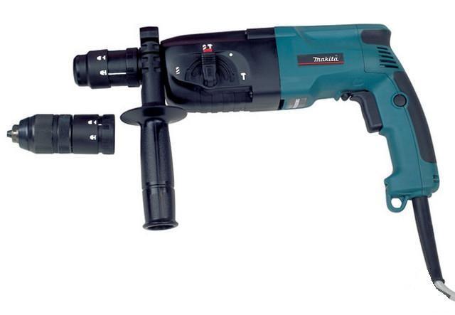 Makita HR2450FTHR 2450 FT Makita HR2450FTHR 2450 FTДомашний помощникПроизводитель ручного инструмента Makita создал модель HR 2450 FT для использования как в быту, так и на производстве. Перфоратор предназначен для создания отверстий в металле, в дереве и других твердых материалах. В режиме «сверление с ударом» или «долбление» инструмент способен продолбить отверстие в бетоне, кирпиче, керамике.Отличная производительностьПри относительно не сложных видах работ, а также при эксплуатации инструмента на высоте вам необходим сравнительно легкий и производительный перфоратор. Именно таким является HR 2450 FT от производителя Makita. Весом 2.9 кг, он снабжен мощным двигателем 780 Вт и длинным сетевым кабелем 2.9 м. Модель имеет функцию удара с энергией 2.7 Дж, частотой 4500 уд/мин., что делает его отличным «убийцей» бетона и кирпича.Долбить или сверлитьСамым популярным режимом большинства перфораторов является режим «сверления с ударом», при котором рабочая оснастка получает одновременно оборотные и поступательные движения, таким образом делая отверстие в твердых материалах. В режиме удара («долбление») оборотные движения рабочего элемента отсутствуют, остаются только ударные, и наш перфоратор превращается в отбойный молоток, способный разрушать кирпич, камень и монолитные стены.SDS-патронУниверсальный патрон SDS-Plus позволяет закрепить зубило (и другие насадки) в разных положениях и обеспечивает удобную работу в труднодоступных местах.Диаметры сверленияДля надежной долговечной работы инструмента всегда необходимо знать максимальные рекомендуемые диаметры сверления определенных типов материалов, для HR 2450 FT это: по дереву – 32 мм, по металлу – 13 мм, по бетону (кирпичу) – 24 мм.Полезные мелочиВ Makita HR 2450 FT предусмотрен ряд дополнительных конструктивных решений для более удобной эксплуатации: ограничитель глубины, дополнительная рукоятка, реверс, регулировка частоты вращения, предохранительная муфта.