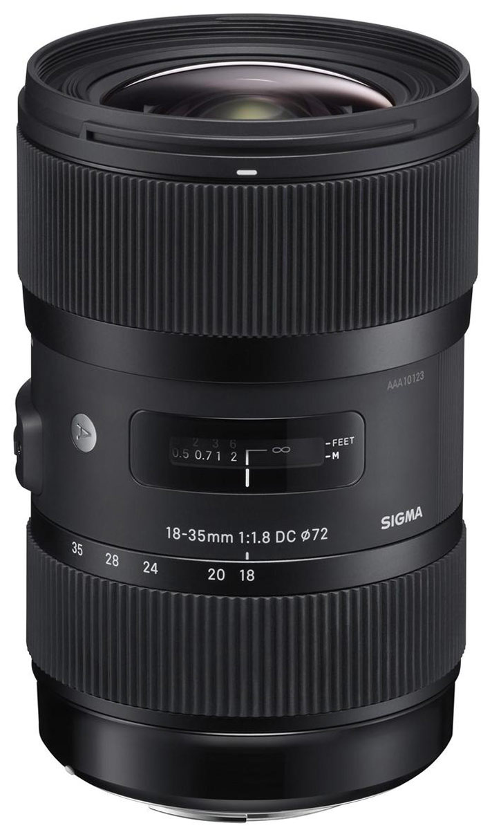 Sigma AF 18-35mm F1,8 DC HSM объектив для Pentax210961 Sigma AF 18-35mm F1,8 DC HSM объектив для Pentax210961Зум-объектив Sigma AF 18-35mm F1.8 DC HSM для фотокамер Pentax является первым в ряду неполнокадровых объективов с максимальной диафрагмой F1.8, а также признан самым светосильным в линейке. Благодаря этим особенностям получаемые изображения в формате APS-C сопоставимы с полнокадровыми снимками, сделанными объективом с фокусным расстоянием 28-56 мм и максимальной диафрагмой F2.8.Специалисты отмечают, что полученные снимки отличаются высоким качеством изображения при любом фокусном расстоянии как в центре кадра, так и на периферии. При этом хроматические аберрации и астигматизм сведены к минимуму. Диафрагма с девятью лепестками и максимальным значением F16 также является неоспоримым плюсом. Единственное слабое место данного объектива – неидеальная устойчивость к яркому контровому свету – компенсируется тем, что в комплект входит лепестковая бленда. Все эти особенности делают модель Sigma AF 18-35mm F1.8 DC HSM универсальной для работы практически с любой натурой, будь то пейзаж, натюрморт, портрет, съёмка крупным планом или повседневное фотографирование. Также стоит отметить превосходное качество сборки и корпус, выполненный из пластика TSC, что делает объектив существенно легче и прочнее к внешним повреждениям.