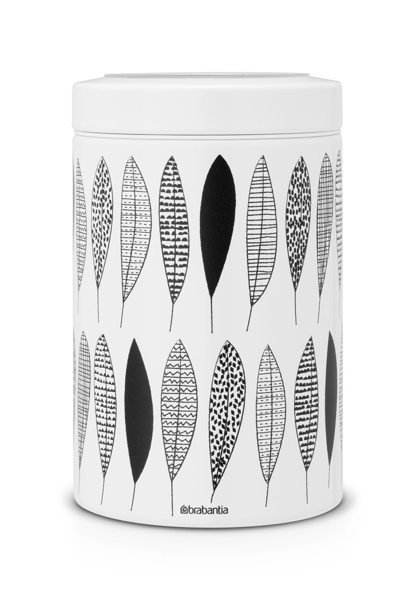 Контейнер для сыпучих продуктов Brabantia, цвет: черно-белый, 1,4 л. 484780484780 Контейнер для сыпучих продуктов Brabantia, цвет: черно-белый, 1,4 л. 484780484780Для хранения небольшого количества продуктов, сладостей, орехов, кускового сахара и другого. Хорошо видно содержимое и его объем. Контейнер удобно размещать в глубоких выдвижных ящиках кухонного стола. Специальная защелкивающаяся крышка не пропускает запахи и позволяет дольше сохранять аромат и свежесть продуктов. 10-летняя гарантия Brabantia.