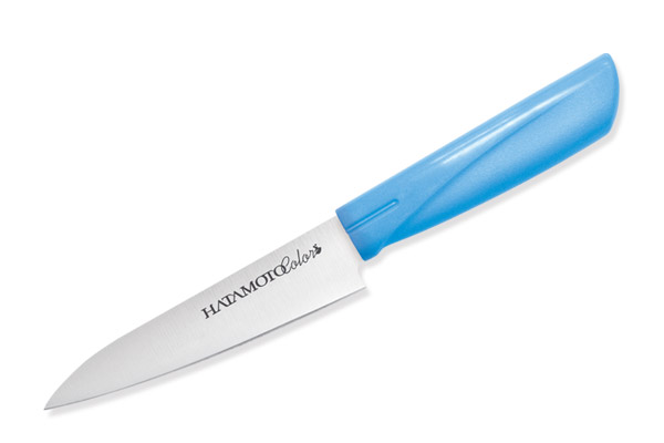 Нож универсальный Hatamoto Color, цвет: голубой, длина лезвия 12 см3011-BLU Нож универсальный Hatamoto Color, цвет: голубой, длина лезвия 12 см3011-BLUУниверсальный нож Hatamoto Color выполнен из высокоуглеродистой стали 1К6 и прошел дополнительную криообработку при температуре - 70°С, что обеспечивает дополнительную гибкость и однородность структуры для более продолжительного удержания режущей кромки при работе. Рукоятка ножа изготовлена из высококачественного пластика. Тыльная сторона рукояти гладкая, что уменьшает напряжение и увеличивает комфорт при работе, а внутренняя сторона выполнена зернистой, для более цепкого хвата даже в мокрых и намасленных руках, что предотвратит травмы на кухне. Такой нож прекрасно подойдет для очистки, разделки и нарезки фруктов, овощей и мяса. Ножи Hatamoto Color обладают уникальной геометрией клинков, а также в процессе производства подвергаются инновационным способам обработки стали, что на выходе позволило создать ножи в сегменте эконом класса, но с характеристиками клинков ни чем не уступающих профессиональным, а порой превосходящих их по качеству и плавности реза. Общая длина ножа: 23 см.Правила эксплуатации: - Хранить нож следует в сухом месте. - После использования, промойте нож теплой водой и протрите насухо. - Оставление ножа в загрязненном состоянии может привести к образованию коррозии. Запрещается: - Мыть нож в посудомоечной машине. - Хранить ножи в одной емкости со столовыми приборами. - Резать на твердых поверхностях: каменных столешницах, керамических тарелках, акриловых досках. - Запрещается нецелевое использование ножа: вскрывать консервные банки, разрезать кости, скоблить твердые поверхности, резать замороженные продукты. Правка производится легкими движениями на водном камне или мусате. Заточка ножа - сложный технологический процесс, должен производиться профессионалом на специальном оборудовании. Услуга по заточке ножа предоставляется специалистами компании «Тоджиро». Уважаемые клиенты! В случае несоблюдения правил эксплуатации, нож не подлежит гарантийному обслуживанию.