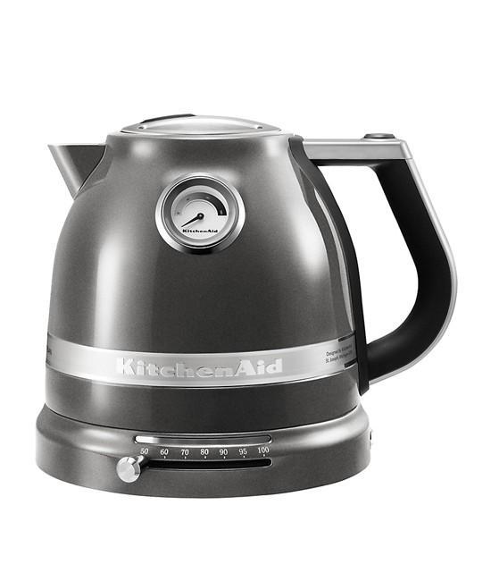 KitchenAid Artisan (5KEK1522EMS), Grey электрочайник5KEK1522EMS Grey KitchenAid Artisan (5KEK1522EMS), Grey электрочайник5KEK1522EMS GreyЭлектрический чайник KitchenAid ARTISAN объемом 1,5 литра - это новое слово в бытовой технике. Великолепные формы, эргономичность и элегантность - лучший образец, который обязательно должен быть на любой кухне. Выпить чашку чая с KitchenAid ARTISAN - это доставить себе истинное наслаждение и удовольствие.Ценители чайного напитка прекрасно знают, что каждый вид чая требует своей температуры воды. Но добиться нужного нагрева с обычной моделью было невероятно сложно. Теперь все изменилось: с двустенным электрическим чайником KitchenAid ARTISAN объемом 1,5 литра вы можете:выбирать нужную температуру нагрева от 50 до 100 градусов;поддерживать воду горячей в течение всей чайной церемонии;видеть температуру воды даже тогда, когда чайник не стоит на своей платформе;не ждать любимого напитка дольше положенного - этот прибор нагревает воду моментально.