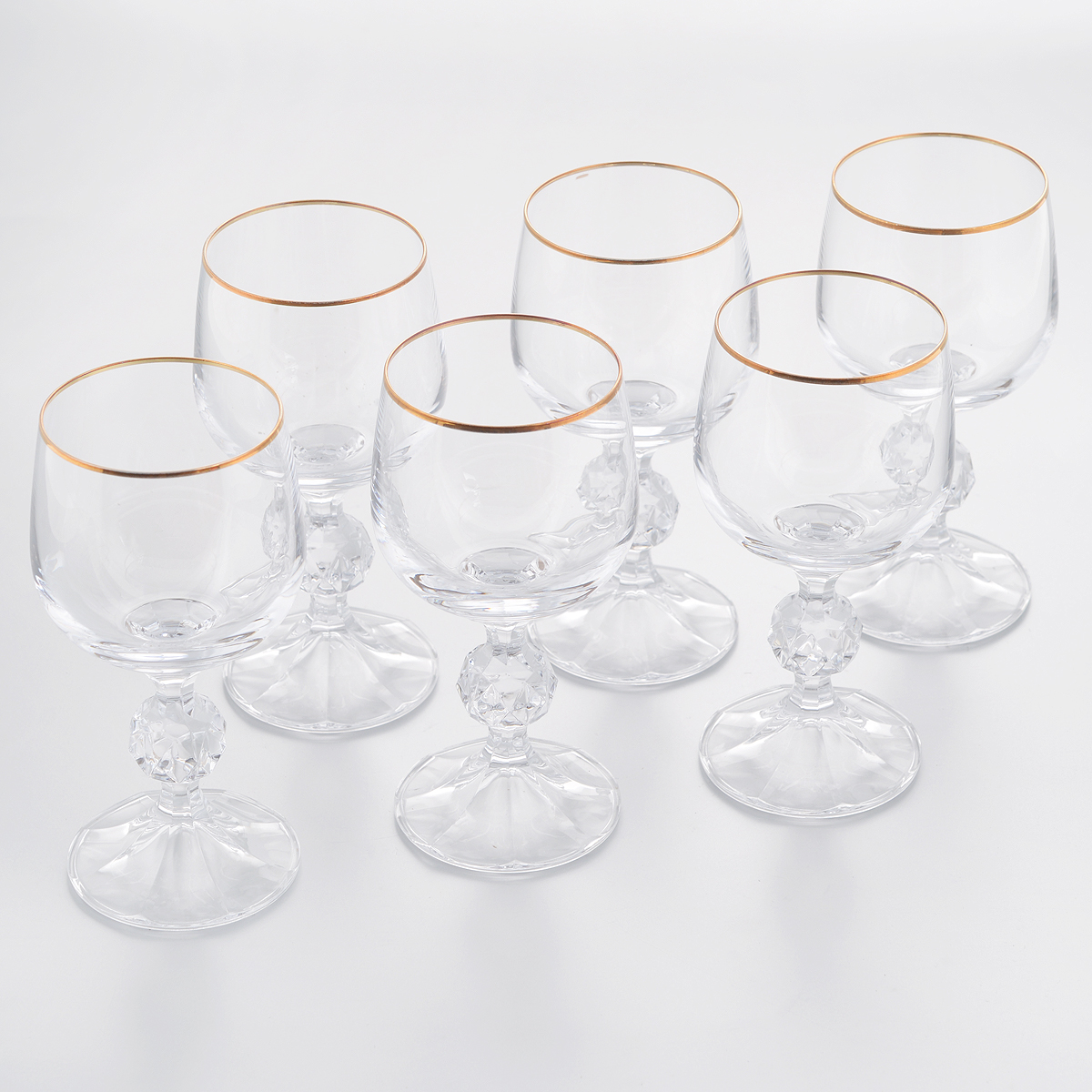 Набор бокалов для белого вина Crystalite Bohemia Klaudie, 150 мл, 6 шт40149/150/20733S Набор бокалов для белого вина Crystalite Bohemia Klaudie, 150 мл, 6 шт40149/150/20733SНабор Crystalite Bohemia Klaudie состоит из шести бокалов, выполненных из прочного выдувного стекла. Изделия имеют низкие граненые ножки, верхняя кромка украшена золотой эмалью. Бокалы излучают приятный блеск и издают мелодичный звон. Предназначены для белого вина. Набор бокалов Crystalite Bohemia Klaudie прекрасно оформит праздничный стол и создаст приятную атмосферу за романтическим ужином. Такой набор также станет хорошим подарком к любому случаю. Не использовать в посудомоечной машине и микроволновой печи.