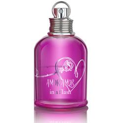 Cacharel Туалетная вода Amor Amor In a Flash, женская, 30 млL4378000 Cacharel Туалетная вода Amor Amor In a Flash, женская, 30 млL4378000Аромат Amor Amor in a Flash открывает новую главу в саге Amor Amor от Cacharel, рассказывая интригующую историю любви с первого взгляда с присущей ей страстью, непреодолимым влечением и ощущением эйфории, охватывающими в самые первые моменты зарождающегося чувства… Композиция аромата Amor Amor in a Flash начинается с фруктовых аккордов мандарина и абрикоса. В сердце композиции - нежный аромат красного яблока, чувственный и сладкий, сливается с ароматом белой карамели — сахарное и сочное яблоко любви для двоих, мощная искра, увлекающая разум и сердце, ощущения от восприятия которой становятся еще более запоминающимися благодаря нотам корицы и ванили. Классификация аромата: фруктовый.Пирамида аромата:Верхние ноты: абрикос, яблоко.Ноты сердца: жасмин, корица.Ноты шлейфа: карамель, сандаловое дерево. Ключевые слова Искрящийся, жизнерадостный!Туалетная вода - один из самых популярных видов парфюмерной продукции. Туалетная вода содержит 4-10%парфюмерного экстракта. Главные достоинства данного типа продукции заключаются в доступной цене, разнообразии форматов (как правило, 30, 50, 75, 100 мл), удобстве использования (чаще всего - спрей). Идеальна для дневного использования. Товар сертифицирован.