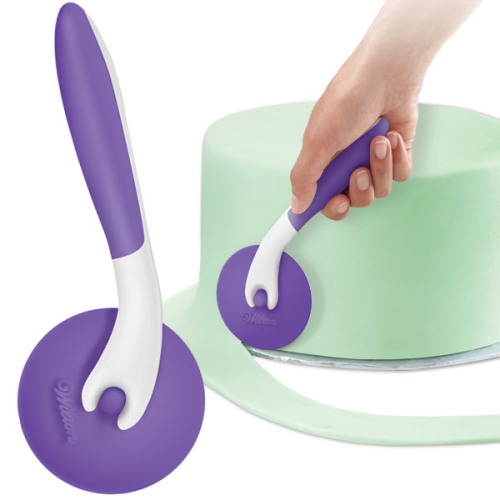 Триммер для мастики Wilton, круглыйWLT-1907-1051 Триммер для мастики Wilton, круглыйWLT-1907-1051Триммер Wilton используется для разрезания мастики. Эргономичная пластиковая ручка с нескользящим покрытием удобна в использовании, обеспечивает максимальную эффективность инструмента. Нейлоновое режущее колесо режет мастику четко и не оставляет следов на рабочей поверхности. Режущее колесо легко снимается с ручки для легкой чистки.Длина триммера: 20 см.Диаметр колеса: 7,5 см.