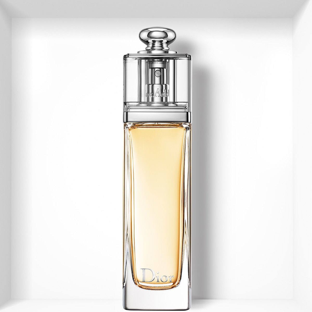 Christian Dior Dior Addict Туалетная вода женская, 50млF062872009 Christian Dior Dior Addict Туалетная вода женская, 50млF062872009Мгновенно притягивающий, Dior Addict воплощает собой невероятно красивый и соблазнительный аромат, который находится в полной гармонии с сегодняшним днем.Сицилийский Мандарин в его верхних нотах придает игривый, чарующий оттенок фруктовых цитрусовых аккордов, пикантных и насыщенных. На смену ему приходит букет белых цветов Жасмина Самбак и Тунисского Нероли в сочетании с чувственной и изысканной древесной базовой нотой Эссенции Сандалового дерева с легким оттенком Ванили. Утонченный древесно-цветочный аромат: абсолютно женственный, он искрится свежестью и чувственной элегантностью.Начальные ноты: мандарин. Ноты сердца: жасмин, нероли. Базовые ноты: ваниль, сандаловое дерево. Характер аромата: женственный; волнующий; изящный; манящий; свежий; чувственный.