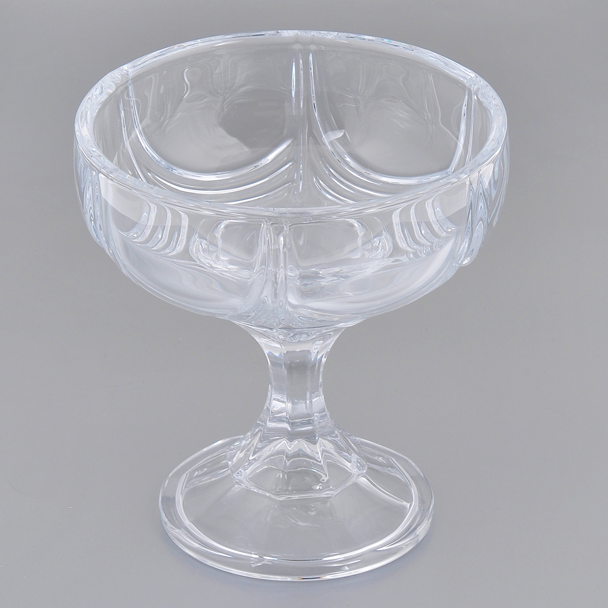 Конфетница на ножке Crystalite Bohemia Орион, высота 15 см59002/3/99001/150 Конфетница на ножке Crystalite Bohemia Орион, высота 15 см59002/3/99001/150Конфетница на ножке Crystalite Bohemia Орион изготовлена из прочного утолщенного стекла кристалайт. Конфетница имеет оригинальную форму в виде чаши, что делает ее изящным украшением праздничного стола. Она красиво переливается и излучает приятный блеск. Изделие прекрасно подходит для сервировки конфет, пирожных и т.д. Конфетница на ножке Crystalite Bohemia Орион - это изысканное украшение праздничного стола, интерьера кухни или комнаты. Такая ваза станет желанным и стильным подарком.Можно использовать в посудомоечной машине и микроволновой печи.