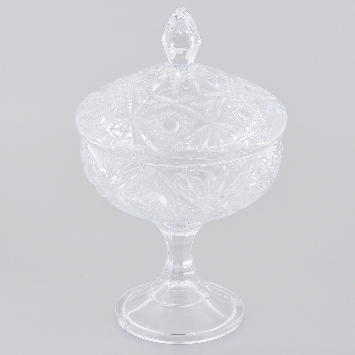 Конфетница Crystalite Bohemia Тукана-Миранда, с крышкой, диаметр 14 см59002/1/99018/240 Конфетница Crystalite Bohemia Тукана-Миранда, с крышкой, диаметр 14 см59002/1/99018/240Элегантная конфетница Crystalite Bohemia Тукана-Миранда на ножке, изготовленная из прочного утолщенного стекла кристалайт, декорирована оригинальным рельефным орнаментом. Конфетница, оснащенная крышкой с удобной ручкой, предназначена для красивой сервировки сладостей. Изделие придется по вкусу и ценителям классики, и тем, кто предпочитает утонченность и изящность. Конфетница Crystalite Bohemia Тукана-Миранда украсит сервировку вашего стола и подчеркнет прекрасный вкус хозяина, а также станет отличным подарком.Можно мыть в посудомоечной машине.