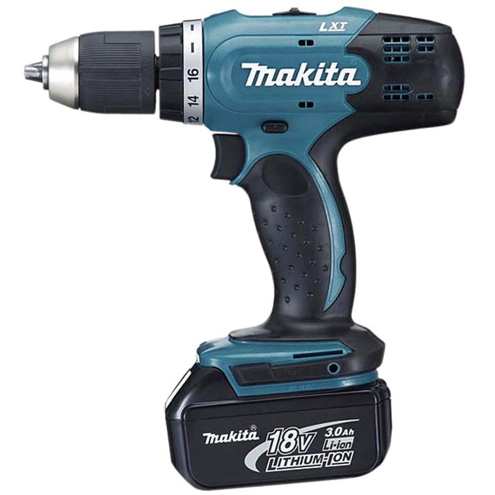 Дрель аккумуляторная Makita DDF453RFEDDF453RFE Дрель аккумуляторная Makita DDF453RFEDDF453RFEАккумуляторная дрель-шуруповерт Makita DDF453RFE предназначена для сверления отверстий в древесине и металле, закручивания саморезов, винтов и прочих крепежных элементов в различные материалы. Дрель-шуруповерт Makita DDF453RFE - это профессиональный инструмент, который отлично подойдет для строительных, монтажных и ремонтных работ, как для профессионалов, так и для домашних мастеров. Модель DDF453RFE настолько проста в работе, что ей может пользоваться даже домохозяйка, а благодаря достаточно высокой мощности можно выполнить широкий спектр задач.Аккумуляторная дрель-шуруповерт Makita DDF453RFE оснащается одногильзовым быстрозажимным патроном. Благодаря сочетанию автоматической фиксации вала и одногильзого патрона менять рабочие инструменты (сверла или биты для закручивания саморезов) очень быстро и удобно. Это можно сделать одной рукой. Патрон на дрели-шуруповерте Makita DDF453RFE позволяет установить стандартные шестигранные биты с размером хвостовика 6,35 мм (1/4 дюйма) и сверла по металлу, древесине с диаметром хвостовика от 1,5 мм до 13 мм.Как и на всех аккумуляторных дрелях-шуруповертах Makita у модели DDF453RFE имеется кнопка переключения вращения или, проще говоря, реверс. Благодаря этой функции инструмент может как закручивать саморезы, винты и т. п., так и выкручивать их. Также при помощи реверса можно легко извлечь заклинившее в материале сверло.Корпус выполнен из ударопрочного пластика. Накладки из мягкой резины предотвращают скольжение инструмента в руке. Инструмент достаточно легкий с идеально подобранной развесовкой, что позволяет работать долго, не испытывая при этом усталости.
