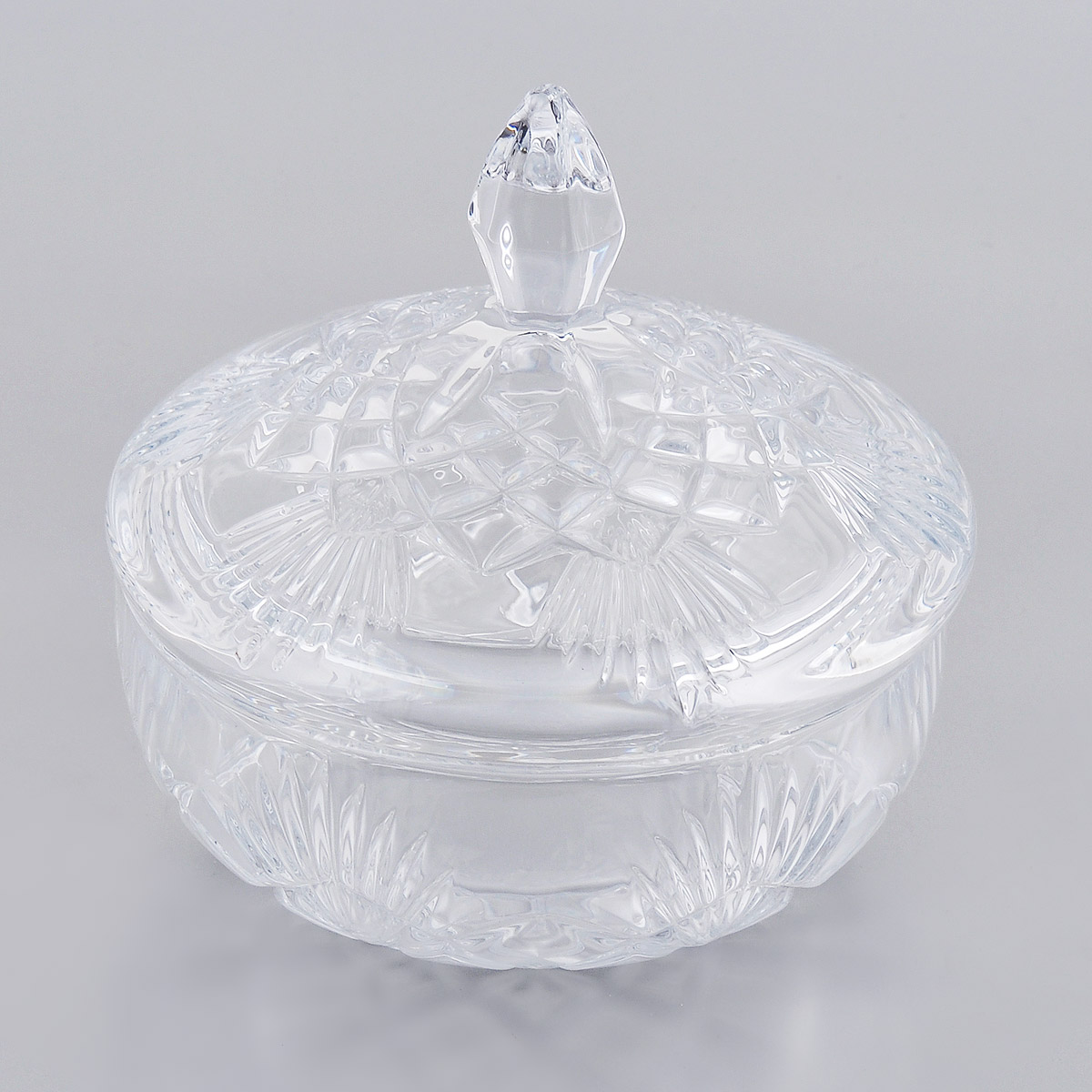 Шкатулка Crystalite Bohemia Лира, диаметр 14 см59001/1/99002/150 Шкатулка Crystalite Bohemia Лира, диаметр 14 см59001/1/99002/150Шкатулка Crystalite Bohemia Лира изготовлена из прочного утолщенного стекла кристалайт и оформлена изящным рельефом. Шкатулка красиво переливается и излучает приятный блеск. Прекрасно подходит для хранения мелких вещиц, также прекрасно послужит в качестве вазы для хранения конфет и всяких сладостей. Шкатулка оснащена крышкой. Шкатулка Crystalite Bohemia Лира - это изысканное украшение праздничного стола, интерьера кухни или комнаты. Такая шкатулка станет желанным и стильным подарком.Можно использовать в посудомоечной машине. Диаметр шкатулки: 14 см. Высота шкатулки (без учета крышки): 6 см. Высота шкатулки (с учетом крышки): 14 см.