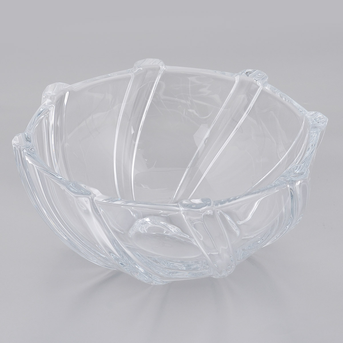 Салатник Crystalite Bohemia Инфинити, диаметр 28 см6KA66/0/99M20/280 Салатник Crystalite Bohemia Инфинити, диаметр 28 см6KA66/0/99M20/280Изящный салатник Crystalite Bohemia Инфинити изготовлен из прочного утолщенного стекла кристалайт. Он красиво переливается и излучает приятный блеск. Оригинальная слегка закрученная поверхность и выпуклые вставки делают его изящным украшением интерьера. Салатник Crystalite Bohemia Инфинити займет достойное место среди аксессуаров на вашей кухне и станет желанным и стильным подарком.Можно использовать в микроволновой печи и посудомоечной машине.