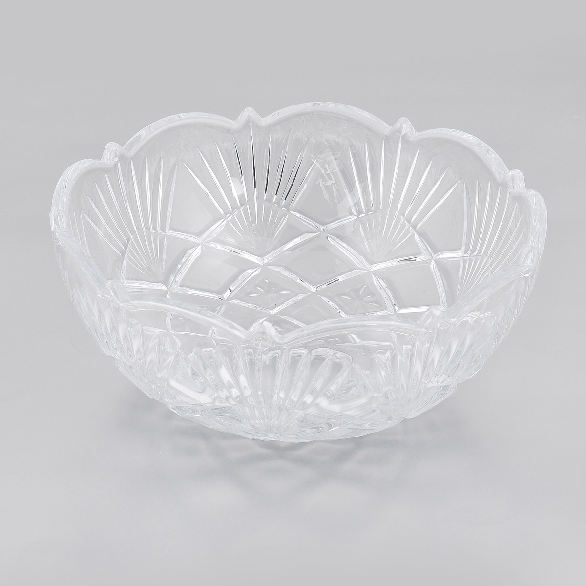 Салатник Crystalite Bohemia Лира, диаметр 22 см69001/0/99002/220 Салатник Crystalite Bohemia Лира, диаметр 22 см69001/0/99002/220Изящный салатник Crystalite Bohemia Лира изготовлен из прочного утолщенного стекла кристалайт. Он красиво переливается и излучает приятный блеск. Рельефная поверхность с оригинальным орнаментом и неровные края делают его изящным украшением интерьера. Салатник Crystalite Bohemia Лира займет достойное место среди аксессуаров на вашей кухне и станет желанным и стильным подарком.Можно использовать в микроволновой печи и посудомоечной машине.