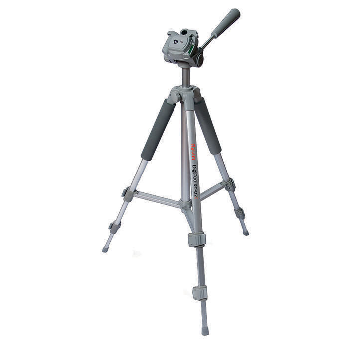 Rekam DigiPod RT-D2G штатив (с муфтами)DigiPod RT-D2G Rekam DigiPod RT-D2G штатив (с муфтами)DigiPod RT-D2GRekam DigiPod RT-D2G – компактный, 3-секционный штатив серии DidiPod. Благодаря легкой и компактной конструкции, штатив удобно брать с собой во время прогулок и путешествий. Многогранное сечение ног придает конструкции дополнительную жесткость и прочность. Установить штатив в ровном положении, не обладая специальными навыками, помогает конструкция с поперечными растяжками. Для более точного выравнивания горизонта, штатив оснащен жидкостным уровнем.Высота ног фиксируется удобными клипсовыми зажимами. Резиновые опоры помогают предотвратить скольжение. Установка и снятие камеры занимает минимальное время благодаря быстросъемной площадке.3D «голова» позволяет использовать штатив для панорамной- и видео съемки. Конструкция 3D «головы» позволяет поворачивать камеру для съемки кадров с вертикальной ориентацией. Управление «головой» осуществляется при помощи ручки. Для удобного захвата верхние секции ног штатива оснащены специальными мягкими накладками («муфтами»). В холодное время года «муфты» защищают руки фотографа от контакта металлом.