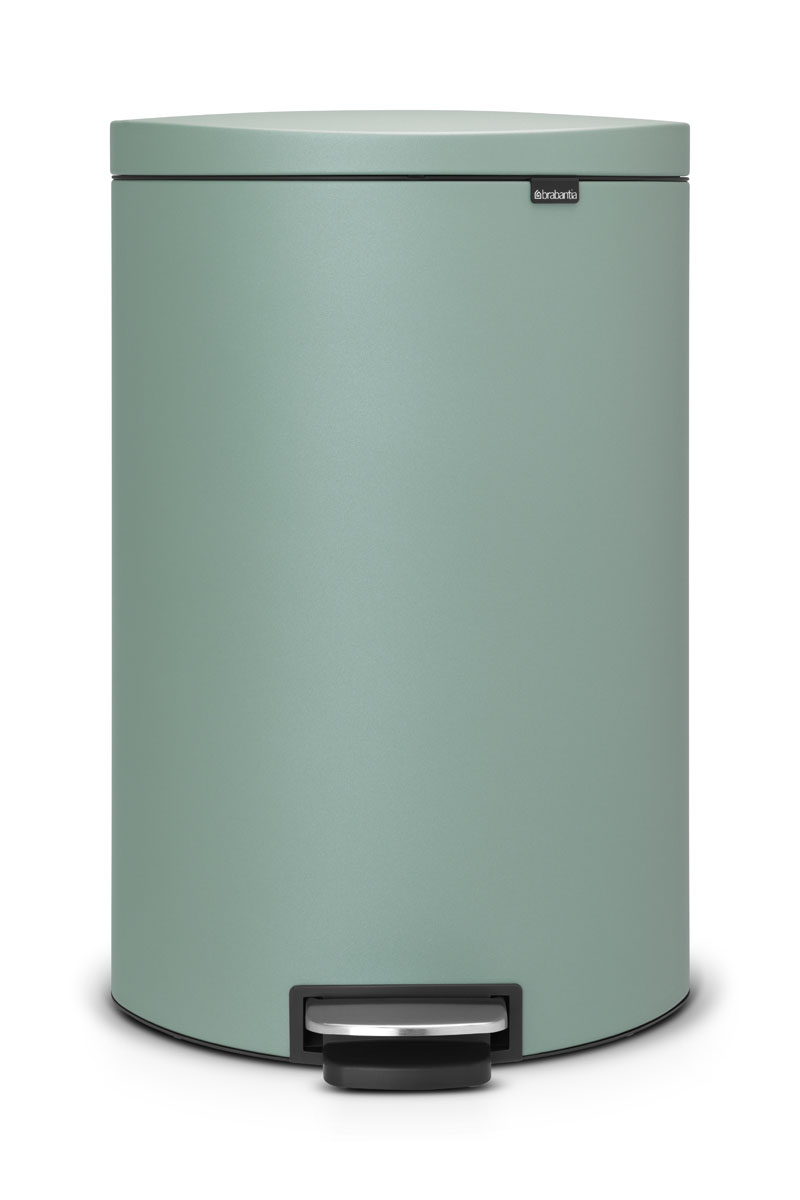 Бак мусорный Brabantia FlatBack+, с педалью, цвет: мятный, 40 л103902 Бак мусорный Brabantia FlatBack+, с педалью, цвет: мятный, 40 л103902Экономия места – бак удобно устанавливается вплотную к стене или кухонному шкафу. Бесшумное закрывание и мягкий ход педали. При открывании крышка не касается стены. При открывании вручную крышка фиксируется в открытом положении. Удобная очистка – съемное внутреннее ведро из пластика со складными захватами. Удобная смена мешков для мусора – фиксации внутреннего ведра в «поднятом» положении. Бак удобно перемещать – гибкая ручка для переноски. Предохранение пола от повреждений – пластиковое защитное основание. Всегда опрятный вид – в комплекте идеально подходящие по размеру мешки для мусора PerfectFit (размер L).