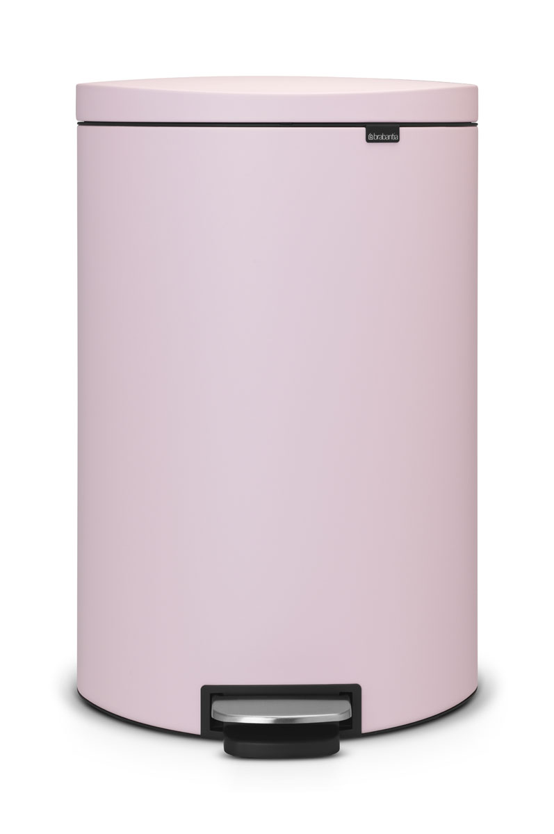 Бак мусорный Brabantia FlatBack+, с педалью, цвет: розовый, 40 л103926 Бак мусорный Brabantia FlatBack+, с педалью, цвет: розовый, 40 л103926Бак FlatBack+ - это самый компактный бак бренда Brabantia. При этом механизм MotionControl обеспечивает бесшумное закрывание и мягкое действие педали. Но и это еще не все - бак имеет защиту от отпечатков пальцев, а также удобную гибкую ручку для переноски. Бесшумное закрывание и мягкое действие педали - механизм MotionControl; Рациональное использование пространства - бак может устанавливаться вплотную к стене или кухонному шкафу; Умная фиксация крышки - при открывании крышка не касается стены благодаря уникальной конструкции крепления; Удобный в использовании - при открывании вручную крышка фиксируется в открытом положении, закрывается нажатием педали; Удобная очистка - съемное внутреннее ведро из пластика со складными захватами; Удобная смена мешков для мусора - специальная функция фиксации внутреннего ведра в поднятом положении; Бак удобно перемещать - гибкая ручка для переноски; Предохранение пола от повреждений - пластиковый защитный обод; Всегда опрятный вид – идеально подходящие по размеру мешки для мусора с завязками (размер G); 10-летняя гарантия Brabantia. Цвет: розовый