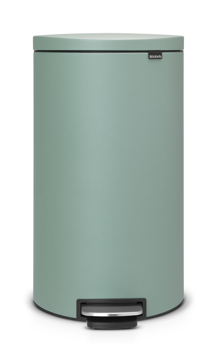 Бак мусорный Brabantia FlatBack+, с педалью, цвет: мятный, 30 л. 103964103964 Бак мусорный Brabantia FlatBack+, с педалью, цвет: мятный, 30 л. 103964103964Экономия места – бак удобно устанавливается вплотную к стене или кухонному шкафу. Бесшумное закрывание и мягкий ход педали. При открывании крышка не касается стены. При открывании вручную крышка фиксируется в открытом положении. Удобная очистка – съемное внутреннее ведро из пластика со складными захватами. Удобная смена мешков для мусора – фиксации внутреннего ведра в «поднятом» положении. Бак удобно перемещать – гибкая ручка для переноски. Предохранение пола от повреждений – пластиковое защитное основание. Всегда опрятный вид – в комплекте идеально подходящие по размеру мешки для мусора PerfectFit (размер L).