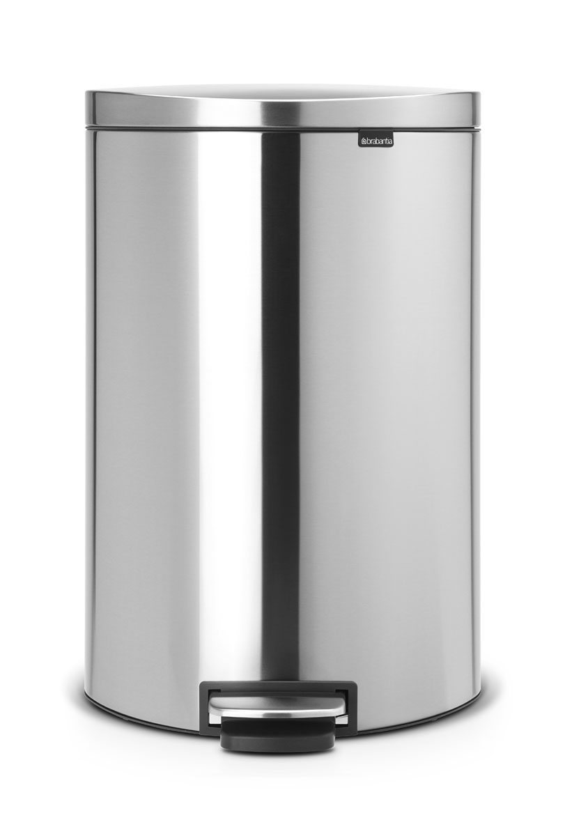 Бак мусорный Brabantia FlatBack+, с педалью, цвет: матовая сталь, 40 л482021 Бак мусорный Brabantia FlatBack+, с педалью, цвет: матовая сталь, 40 л482021Экономия места – бак удобно устанавливается вплотную к стене или кухонному шкафу. Бесшумное закрывание и мягкий ход педали. При открывании крышка не касается стены. При открывании вручную крышка фиксируется в открытом положении. Удобная очистка – съемное внутреннее ведро из пластика со складными захватами. Удобная смена мешков для мусора – фиксации внутреннего ведра в «поднятом» положении. Бак удобно перемещать – гибкая ручка для переноски. Предохранение пола от повреждений – пластиковое защитное основание. Покрытие с защитой от отпечатков пальцев (FPP). Всегда опрятный вид – в комплекте идеально подходящие по размеру мешки для мусора PerfectFit (размер L).