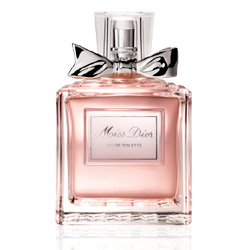 Christian Dior Miss Dior. Туалетная вода, 50 млF006242309 Christian Dior Miss Dior. Туалетная вода, 50 млF006242309Christian Dior Miss Dior - элегантность вне времени. Господин Диор говорил: открывается флакон, и один за другим появляются на свет все мои замыслы. И каждая женщина, одетая в мое платье, будет окутана изысканной женственной вуалью этого аромата. Miss Dior - аромат высокой моды. Гальбанум, являясь верхней нотой аромата Miss Dior, придает ему утонченную свежесть. Являясь символом женственности, жасмин один из наиболее часто используемых цветов в парфюмерии. Деликатный и нежный он является ароматом сам по себе.Классификация аромата: цветочный, шипровый.Верхние ноты: бергамот, шалфей, гальбанум, гардения.Ноты сердца:нероли, жасмин, нарцисс, роза.Ноты шлейфа:сандал, мох, пачули, ладан.Ключевые слова:Индивидуальный, яркий, неоднозначный! Характеристики:Объем: 50 мл. Производитель: Франция. Туалетная вода - один из самых популярных видов парфюмерной продукции. Туалетная вода содержит 4-10%парфюмерного экстракта. Главные достоинства данного типа продукции заключаются в доступной цене, разнообразии форматов (как правило, 30, 50, 75, 100 мл), удобстве использования (чаще всего - спрей). Идеальна для дневного использования. Товар сертифицирован.