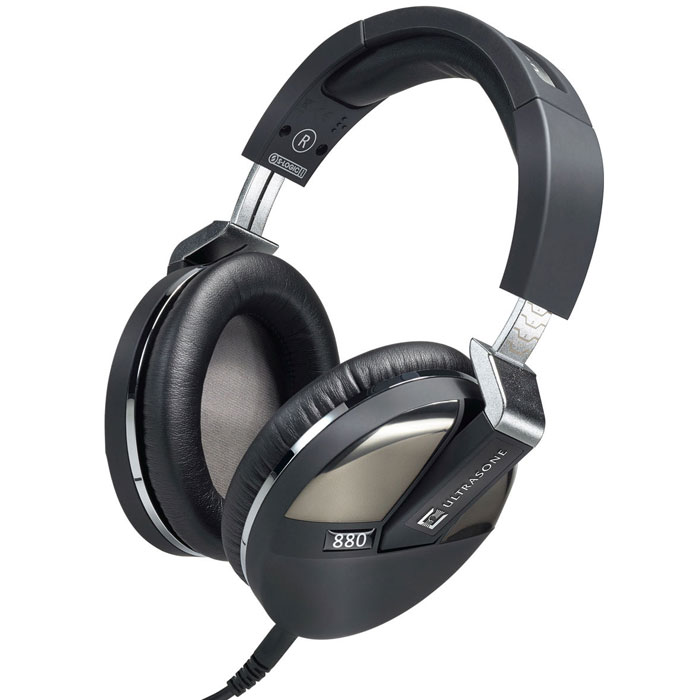 Ultrasone Performance 880 мониторные наушники15117728 Ultrasone Performance 880 мониторные наушники15117728Ultrasone Performance 880 - флагманская модель серии Performance с элегантным дизайном и впечатляющими акустическими возможностями. В наушниках применяется фирменная технология S-Logic Natural Surround Sound, в частности, ее расширенная версия S-Logic Plus, позаимствованная у старшей линейки Ultrasone PRO. Технология позволяет получить натуральный пространственный саунд без использования цифровой обработки сигнала благодаря смещенному (эксцентрическому) расположению динамиков относительно оси звукового канала. При такой конструкции звуковые волны, исходящие от излучателей, попадают в ушной канал не сразу, а только после их отражения от наружной поверхности уха, обеспечивая трехмерный эффект. При этом уровень звукового давления на барабанные перепонки понижается на 40% (3 – 4 дБ).Технология ULE (Ultra Low Emission – «ультранизкое излучение») помогает понизить вредное для организма человека электромагнитное излучение низкой частоты, возникающее в момент преобразования электрических сигналов в акустические волны. Для этого в Performanc 880 используется экранирующий сплав – MU-металл, который понижает эффект воздействия такого излучения на 98%. Наушники оснащены 40 мм драйверами с неодимовыми магнитами (NdFeB) и PET-диффузорами с титановым покрытием. Амбушюры выполнены из мягкой натуральной кожи и имеют вспененный наполнитель с эффектом памяти. Гибкое металлическое оголовье покрыто пластиком с внутренней кожаной вставкой. Настройка под требуемый размер происходит с помощью слайдеров. Наушники обеспечивают отличную шумоизоляцию и комфорт даже при продолжительном прослушивании.