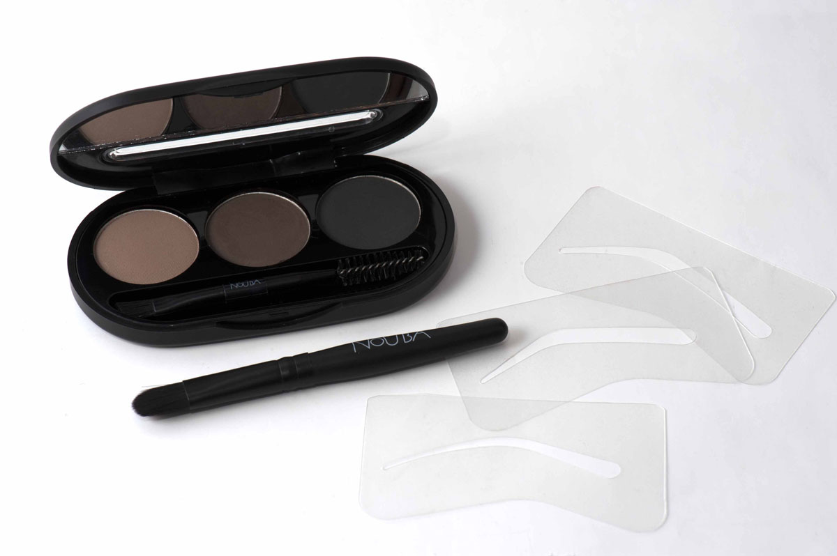 NoUBA Набор теней для бровей Eyebrow Powder Kit, 3 цвета, тон №01, 3 г52301 NoUBA Набор теней для бровей Eyebrow Powder Kit, 3 цвета, тон №01, 3 г52301Тени для бровей позволят очертить форму бровей, усилить или скорректировать их цвет. 3 оттенка, представленные в наборе, можно использовать как по отдельности, так и смешивать друг с другом до получения идеального тона, который подходит именно вам! В набор входят 3 трафарета, аппликатор и двустороння кисть (со спиралевидными и плоскими щетинками) для нанесения теней.Товар сертифицирован.