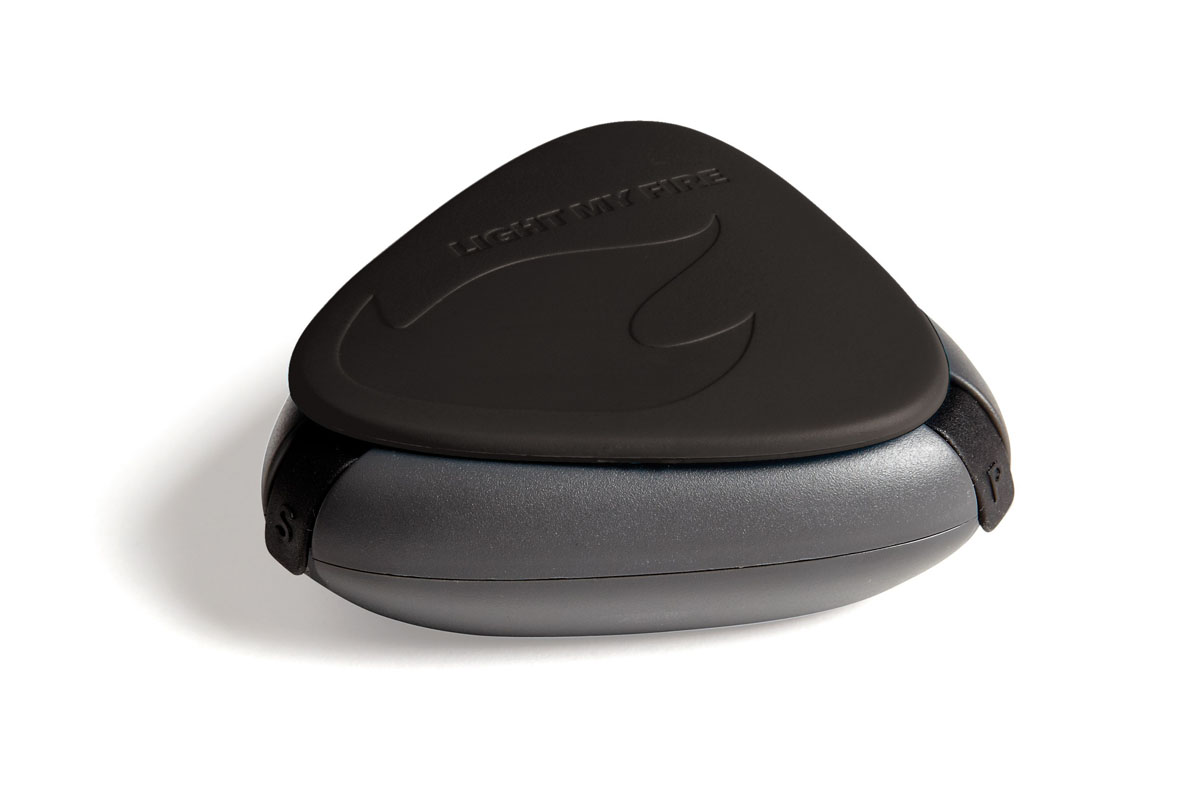 Коробочка для специй Light My Fire SpiceBox, цвет: черный40272010 Коробочка для специй Light My Fire SpiceBox, цвет: черный40272010Удобная водонепроницаемая коробочка для специй с тремя отделениями (по 11 мл каждое). У каждого отделения индивидуальная герметичная резиновая заглушка. Благодаря полной герметичности, влага и воздух не проникают внутрь, а специи остаются сухими и свежими, как-будто вы только что их туда насыпали. Компактность - то что необходимо каждому любителю путешествий и загородного отдыха. Вес составляет всего 40 грамм! Кроме того, коробочка не тонет в воде.