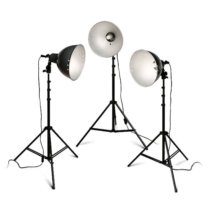 Rekam Light Kit Q-26K3/220 комплект галогенных осветителейQ-26K3/220 Rekam Light Kit Q-26K3/220 комплект галогенных осветителейQ-26K3/220Комплект Rekam Light Kit Q-26K3/220 рекомендуется для предметной съемки, фотографий на документы, бюстовых портретов. Благодаря несложному управлению, комплект также может служить хорошим учебным оборудованием для фотографов, только начинающих работать с постоянным светом. Легкий вес и небольшие размеры делают комплект очень мобильным и позволяют использовать для выездной или домашней фото- и видеосъемки.В основе комплекта - 3 галогенные не регулируемые по мощности лампы по 250 Вт с цоколем Е-27 и цветовой температурой 3200 °К.Отличительной чертой входящих в комплект осветителей является конструкция крепежного узла патрона, которая позволяет менять угол светового потока и имеет крепление для фото зонта с диаметром «ножки» до 9 мм. Керамические патроны рассчитаны на длительный срок службы при высоких температурах.Легкие и прочные стойки дают возможность легко менять расположение осветителей и выбирать наиболее подходящую схему освещения. Универсальные рефлекторы позволяют устанавливать направление света.