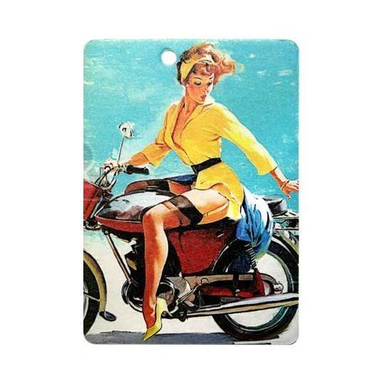 Ароматизатор Phantom Pin Up Bridgit3267 Ароматизатор Phantom Pin Up Bridgit3267Ароматизатор Phantom Pin Up Bridgit имеет свежий акватический аромат с цветочными нотками. Предназначен для автомобиля, а также для небольших помещений. Выполнен из картона и снабжен специальной нитью для подвешивания. Аромат держится до 40 дней. Серия выполнена в известном стиле американской графики Pin Up, популярность которого не угасает с 40-х годов. Уникальный дизайн, нет аналогов на рынке! Высокое качество печати. Очаровательные сюжеты этой серии никого не оставят равнодушными! Ароматизаторы Phantom создают в салоне автомобиля благоприятную и непринужденную атмосферу, как для водителя, так и для пассажиров. В отличие от традиционных освежителей воздуха, Phantom обладают не только превосходными ароматами, но и стильным и приятным дизайном. Качество ароматизаторов Phantom постоянно поддерживается на высоком уровне, а в производстве ароматов используется только качественные ингредиенты. Состав: картон, ароматическая отдушка. Размер ароматизатора: 6 см х 8,5 см.