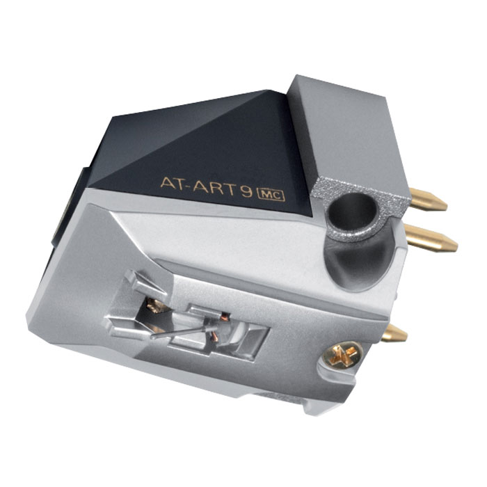 Audio-Technica AT-ART9 головка звукоснимателя15117956 Audio-Technica AT-ART9 головка звукоснимателя15117956Головка звукоснимателя Audio-Technica AT-ART9 с подвижной катушкой с магнитным сердечником обладает выходным напряжением в 0,5 мВ и повторяет дизайн и некоторые конструктивные особенности культового юбилейного MC-картриджа Audio-Technica AT50ANV.Корпус модели имеет оригинальный внешний вид с характерными «рублеными» формами. Его основание изготовлено из прошедшего специальную машинную обработку алюминия и служит для крепления преобразователя – подвижной системы, состоящей из двух катушек с магнитными сердечниками, а также мощного неодимового магнита, позволяющего снизить массу и размеры картриджа. Верхняя часть корпуса выполнена из прочного пластика. Благодаря такой конструкции головке звукоснимателя удается уверенно противостоять паразитным резонансам.Провода катушек выполнены из бескислородной очищенной монокристаллической меди PCOCC, позволяющей обеспечить более качественную передачу сигнала. В преобразователе также задействованы элементы из пермендюра (сплав железа с кобальтом и ванадием), сосредоточенные вокруг основного неодимового магнита и служащие для усиления магнитного поля. Благодаря такой конструкции увеличивается выходное напряжение, обеспечивается высокая точность АЧХ и повышается качество звучания в СЧ/НЧ-диапазоне.Картридж AT-ART9 оснащен алмазной иглой со специальной заточкой Line Contact (40 мкм х 7 мкм), позволяющей точно считывать информацию с дорожки винилового диска. Консоль иглодержателя изготовлена из бора и имеет диаметр в 0,26 мм. Преимуществами данной модели является широкий частотный диапазон, находящийся в пределах от 15 до 50000 Гц, и достаточно высокий показатель разделения каналов (30 дБ). Вес картриджа составляет 8,5 грамм. Отличным вариантом для работы с данной головкой звукоснимателя станет повышающий трансформатор или же MC-фонокорректор с нагрузкой по входу, превышающей показатель в 100 Ом.Головка звукоснимателя AT-ART9 демонстрирует стабильные характеристики и способна обеспечить точное, натуральное и детальное звучание с трехмерной сценой и хорошо проработанной низкочастотной составляющей.Игла: алмазная, профиль Line Contact (40 мкм х 7 мкм)Иглодержатель изготовлен из бора, диаметр 0,26 ммИмпеданс катушки: 12 Ом (1 кГц)Индуктивность катушки: 25 мкГн (1 кГц)Вертикальный угол (VTA): 23 градусаДинамическая податливость: 18 х 10 – 6 см/дин (100 Гц)Диапазон прижимной силы: 1,6 – 2 г