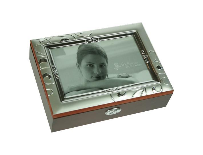 Шкатулка ювелирная Moretto, цвет: коричневый, 19 х 14 х 5 см 3984339843 Шкатулка ювелирная Moretto, цвет: коричневый, 19 х 14 х 5 см 3984339843Шкатулка Русские подарки MORETTO 39843 сохранит ваши ювелирные изделия в первозданном виде. С ней вы сможете внести в интерьер частичку элегантности. Данная модель выполнена из качественных материалов и станет оригинальным подарком. Характеристики:Материал: МДФ, металл (алюминий), стекло, текстиль, ПМ. Размер шкатулки: 19 см х 14 см х 5 см. Размер отделения шкатулки (Д х Ш х Г): 5,5 см х 11,5 см х 3 см. Размер зеркала: 13 см х 8 см. Размер фотографии для фоторамки: 15 см х 10 см. Размер фоторамки: 14 см х 9 см. Размер упаковки: 16 см х 20 см х 6,5 см. Артикул: 39843.