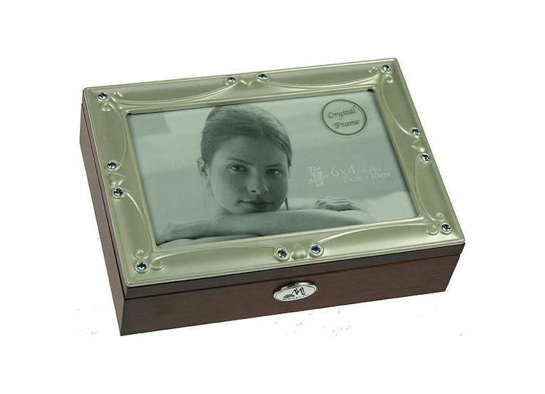 Шкатулка ювелирная Moretto, цвет: коричневый, 18 см х 13 см х 5 см. 3980139801 Шкатулка ювелирная Moretto, цвет: коричневый, 18 см х 13 см х 5 см. 3980139801Оригинальная шкатулка со встроенной фоторамкой Русские подарки MORETTO 39801 сохранит ваши ювелирные изделия в первозданном виде. С ней вы сможете внести в интерьер частичку элегантности. Данная модель выполнена из качественных материалов и станет оригинальным подарком. Характеристики:Материал: МДФ, металл (алюминий), стекло, текстиль, ПМ. Размер шкатулки: 18 см х 13 см х 5 см. Размер отделения шкатулки (Д х Ш х Г): 5 см х 10,5 см х 3 см. Размер зеркала: 11 см х 8 см. Размер фотографии для фоторамки: 15 см х 10 см. Размер фоторамки: 14 см х 9 см. Размер упаковки: 19 см х 14 см х 6 см. Артикул: 39801.