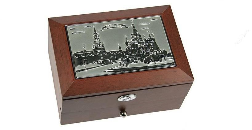 Шкатулка ювелирная MORETTO Москва 2-х ярусная 18*13*10см39934 Шкатулка ювелирная MORETTO Москва 2-х ярусная 18*13*10см39934Великолепная шкатулка для вашей любимой. Здесь можно хранить бижутерию, ювелирные изделия и множество других мелочей. Очень оригнальний подарок для особых дат в вашей совместной жизни. Материал: MDF, металл (алюминий), стекло, текстиль, ПМ; цвет: коричневый