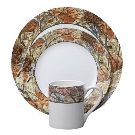 Набор посуды Woodland Leaves 16пр, цвет: белый с рисунком1109566 Набор посуды Woodland Leaves 16пр, цвет: белый с рисунком1109566Преимуществами посуды Corelle являются долговечность, красота и безопасность в использовании. Вся посуда Corelle изготавливается из высококачественного ударопрочного трехслойного стекла Vitrelle и украшена деколями американских и европейских дизайнеров. Рисунки не стираются и не царапаются, не теряют свою яркость на протяжении многих лет. Посуда Corelle не впитывает запахов и очень долгое время выглядит как новая. Уникальная эмаль, используемая во время декорирования, фактически становится единым целым с поверхностью стекла, что гарантирует долгое сохранение нанесенного рисунка. Еще одним из главных преимуществ посуды Corelle является ее безопасность. В производстве используются только безопасные для пищи пигменты эмали, при производстве посуды не применяется вредный для здоровья человека меламин. Изделия из материала Vitrelle: Прочные и легкие; Выдерживают температуру до 180С; Могут использоваться в посудомоечной машине и микроволновой печи; Штабелируемые; Устойчивы к царапинам; Ударопрочные; Не содержит меламин.4 обеденные тарелки 27 см; 4 закусочные тарелки 22 см; 4 суповые чаши 470 мл; 4 фарфоровые кружки 330 мл