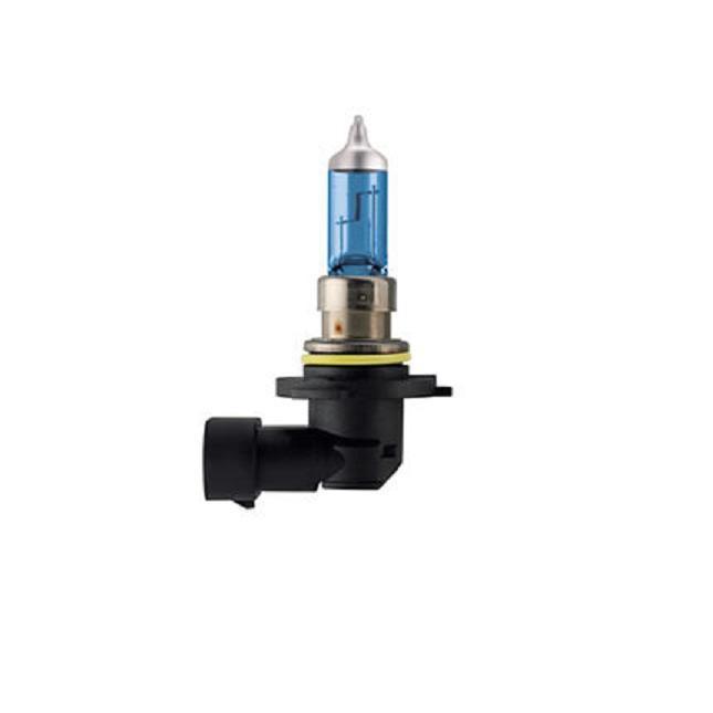 Лампа автомобильная галогенная Philips CrystalVision, для фар, цоколь HB4 (P22d), 12V, 55W9006CVB1 (бл.) Лампа автомобильная галогенная Philips CrystalVision, для фар, цоколь HB4 (P22d), 12V, 55W9006CVB1 (бл.)Автомобильная галогенная лампа Philips CrystalVision произведена из запатентованного кварцевого стекла с УФ-фильтром Philips Quartz Glass. Кварцевое стекло Philips с УФ фильтром в отличие от обычного твердого стекла выдерживает гораздо большее давление смеси газов внутри колбы, что препятствует быстрому испарению вольфрама с нити накаливания. Кварцевое стекло выдерживает большой перепад температур, при попадании влаги на работающую лампу изделие не взрывается и продолжает работать. Лампы Philips CrystalVision имеют мощный белый свет с цветовой температурой 4300К. Разработаны для водителей, которым необходимо яркое освещение на дороге и важен индивидуальный стиль. Автомобильные галогенные лампы Philips удовлетворят все нужды автомобилистов: дальний свет, ближний свет, передние противотуманные фары, передние и боковые указатели поворота, задние указатели поворота, стоп-сигналы, фонари заднего хода, задние противотуманные фонари, освещение номерного знака, задние габаритные/стояночные фонари, освещение салона.