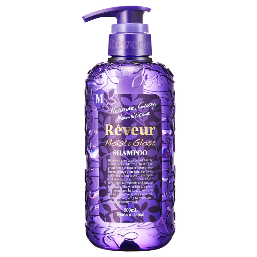 Reveur Шампунь для волос Moist & Gloss, увлажнение и блеск, 500 мл03265 Reveur Шампунь для волос Moist & Gloss, увлажнение и блеск, 500 мл03265Reveur «Moist & Gloss» — это бессиликоновый шампунь от японских новаторов косметики Japan Gateway, созданный на основе трех специальных увлажняющих природных компонентов, а также четырнадцати растительных экстрактов, придающих волосам великолепный блеск и здоровое сияние. Имеет мягкий и свежий ягодно-цветочный аромат. Шампунь питает ваши волосы от корней до кончиков. Рекомендуется использовать вместе с бальзамом-кондиционером Reveur «Moist & Gloss». Эффект заметен уже после третьего применения, так как шампуню необходимо вымыть весь скопившийся ранее силикон, чтобы раскрыть свои свойства. Рекомендуется для: – жестких волос; – разглаживания пушащихся волос; – тусклых волос; – выпрямления непослушных волос.