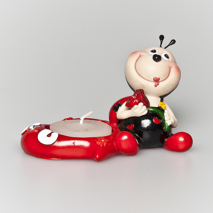 Декоративный подсвечник Home Queen Божья коровка64050 Декоративный подсвечник Home Queen Божья коровка64050Декоративный подсвечник Home Queen Божья коровка впечатлит вас своими яркими цветами и оригинальным оформлением.Подсвечник изготовлен из полирезины в виде божьей коровки с цветком и декорирован блестками и стразинкой. В комплект входит свеча-таблетка.Оригинальный подсвечник станет не только функциональным и практичным элементом, но и органично впишется в любой интерьер и добавит ярких красок вашей комнате, а теплый огонек свечи поможет вам создать атмосферу уюта в доме. Порадуйте себя и своих близких таким замечательным подарком!Размер подсвечника: 9 см х 6,5 см х 6 см.