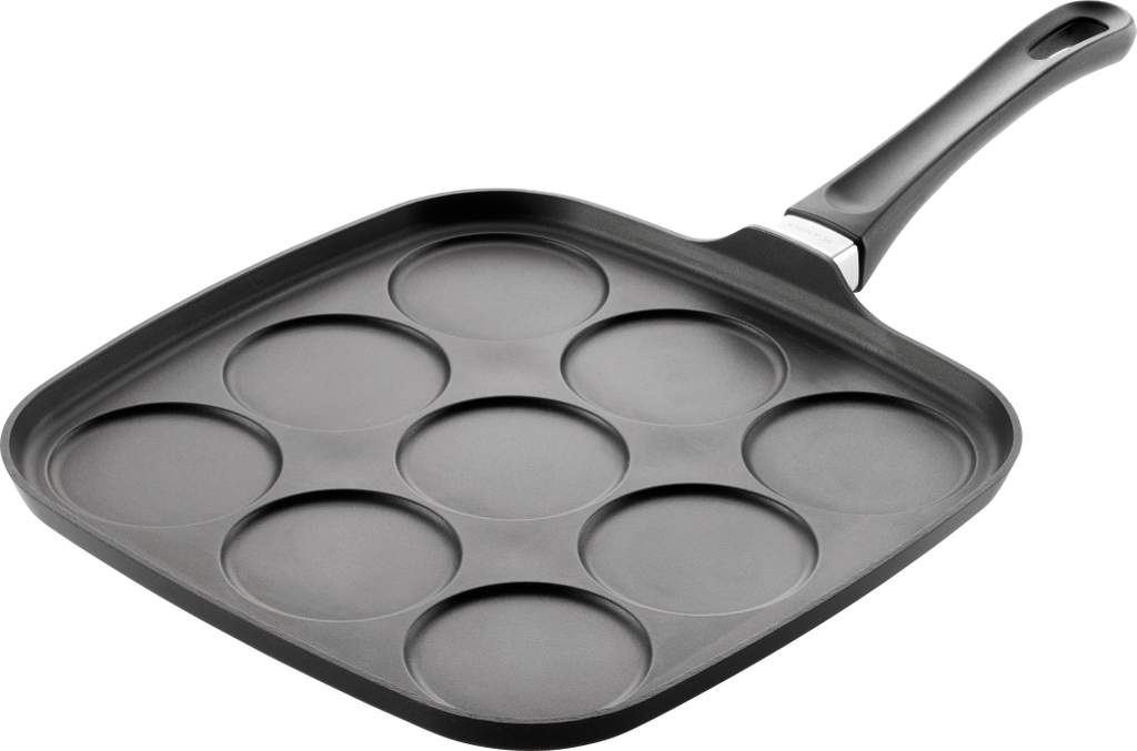 Сковорода для мини-блинчиков Scanpan Classic, с керамическим покрытием, 9 ячеек42091203 Сковорода для мини-блинчиков Scanpan Classic, с керамическим покрытием, 9 ячеек42091203Сковорода Scanpan Classic изготовлена из 100% перерабатываемого алюминия, отлитого под давлением. Не содержит и не выделяет при нагревании PFOA. Специальное антипригарное титано-керамическое покрытие обеспечивает дополнительную прочность и исключительную износостойкость. Изделие имеет толстое дно для равномерного нагрева всей поверхности. При приготовлении можно использовать металлические аксессуары.Рукоятка выполнена из бакелита. Сковорода выдерживает температуру до 260°С. Подходит для всех типов плит, кроме индукционной. Можно мыть в посудомоечной машине. Выдерживает нагрев в духовке. Размер (по верхнему краю): 28 х 28 см.