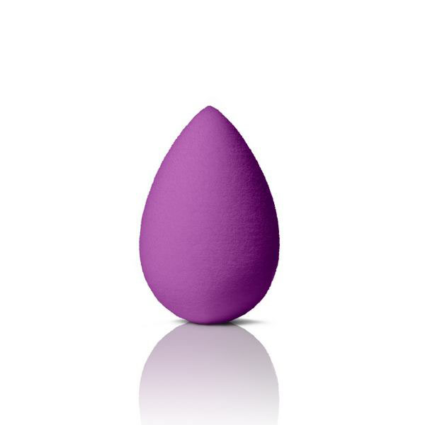 Beautyblender Спонж Royal 1021БП-00001389 Beautyblender Спонж Royal 1021БП-00001389Профессиональный спонж Beautyblender Royl, его революционная форма, форма капли, открывает доступ в труднодоступные места (вокруг глаз, носа). Уникальный материал замшевой текстуры имеет структуру открытой ячейки, что позволяет экономить средства для макияжа. Смочили, отжали, оставшаяся влага заполняет спонж и средство для макияжа остается только на поверхности, а не поглощается им. Полностью отсутствуют линии и полосы, которые оставляют угловые и плоские спонжы. Спонж Beautyblender без латекса и без запаха. Имеет множество наград, в частности, спонж 5 раз подряд получил награду Allure Best of Beauty, завоевал сердца визажистов и модниц. Линейка включает в себя средства для очистки, футляры для хранения и наборы.