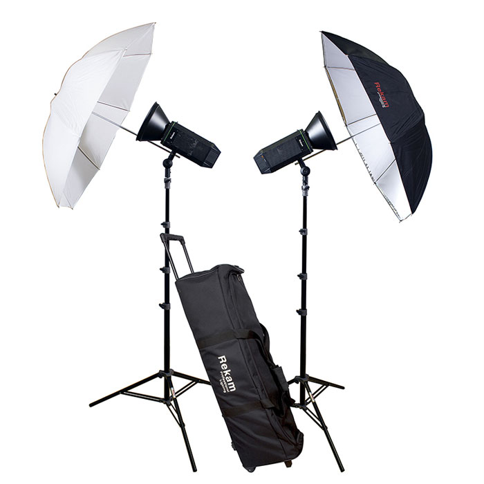 Rekam CoolLight 1500 LED UM KIT комплект студийного осветительного оборудованияCL1500LED UM KIT Rekam CoolLight 1500 LED UM KIT комплект студийного осветительного оборудованияCL1500LED UM KITКомплект осветительного оборудования CoolLight 1500 UM KIT создан на базе двух мощных, светодиодных осветителей. Комплект отлично подходит для любительской и профессиональной фото- и видео съемки, и способен решить самый широкий круг задач, особенно когда объекты съемки не допускают длительного нагрева – люди, цветы, продукты питания и т.п.Мощность от одного LED-осветителя, эквивалентна 800 Вт галогеновой лампы, а потребление энергии LED осветителя в 8 раз меньше, чем у галогенового аналога. Осветитель обеспечивает «холодный» свет, без «мигания», с цветовой температурой - 5600±200 °K. Универсальный рефлектор конической формы, с «зеркальной» поверхностью, способен увеличить интенсивность света в 2 раза.Комплект включает комбинированный зонт (на просвет и отражение), стойку с «воздушным амортизатором», защитный колпак для ламп, и удобную сумку на колесах для хранения и транспортировки комплекта.Тип крепления: BowensНаличие регулировки мощности: 3-х ступенчатая