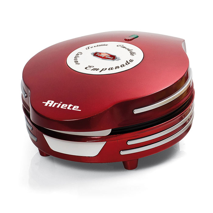 Ariete Omelette Maker Party Time омлетница (182)182 Ariete Omelette Maker Party Time омлетница (182)182Ariete Omelette Maker Party Time - позволяет легко и быстро приготовить вкусные омлеты и тортильи, аппетитные кальцоне и слоеные пирожки с соленой или сладкой начинкой, ароматные эмпанады. Поместите заготовку в углубление, закройте прибор, и через несколько минут ваше блюдо приготовлено и подрумянено... Создайте атмосферу праздника! На верхней крышке располагаются индикатор питания и индикатор нагрева.Антипригарное покрытиеСматывание шнураПредохранительная защелкаВозможность хранить в вертикальном положении