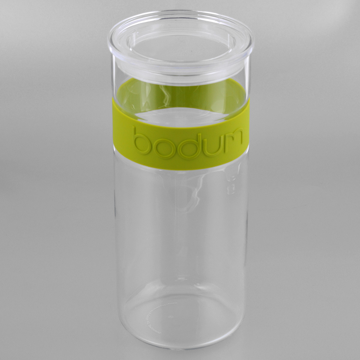 Банка для хранения Bodum Presso, цвет: зеленый, 2,5 л11131- Банка для хранения Bodum Presso, цвет: зеленый, 2,5 л11131-Банка для хранения Bodum Presso изготовлена из прозрачного стекла со вставкой из приятного на ощупь силикона. Стеклянная посуда не впитывает запахов продуктов и очень удобна в использовании. Банка оснащена плотно закрывающейся пластиковой крышкой с термоусадкой. Благодаря этому внутри сохраняется герметичность, и продукты дольше остаются свежими. Изделие предназначено для хранения различных сыпучих продуктов: круп, чая, сахара, орехов и многого другого. Функциональная и вместительная, такая банка станет незаменимым аксессуаром на любой кухне. Можно мыть в посудомоечной машине. Объем банки: 2,5 л.Диаметр банки (по верхнему краю): 11,5 см.Высота банки: 28 см.