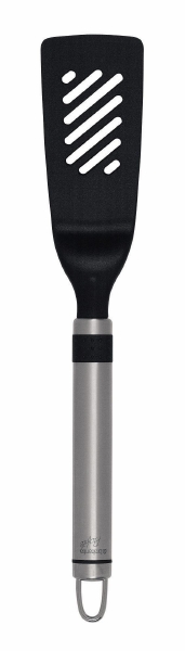 Лопатка Brabantia, маленькая, с прорезями. 363702363702 Лопатка Brabantia, маленькая, с прорезями. 363702363702Лопатка Brabantia изготовлена из термостойкого пластика черного цвета. Такой лопаткой удобно перемешивать, переворачивать блюда при жарке (например, стейки, отбивные или рыбу), а также раскладывать блюда на тарелки. Рабочая поверхность лопатки оснащена прорезями для стекания излишков масла и жира. Ручка выполнена из качественной стали и оснащена небольшой петелькой, за которую лопатку можно подвесить в любом удобном для вас месте. Практичная и удобная лопатка Brabantia займет достойное место среди аксессуаров на вашей кухне. Характеристики:Материал: пластик, сталь. Длина лопатки: 26 см. Размер рабочей части: 5 см х 9,5 см. Артикул: 363702. Гарантия производителя: 5 лет.