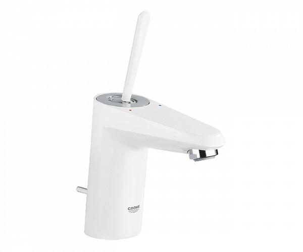 Смеситель для раковины GROHE Eurodisc Joy со сливным гарнитуром, S-Size (23425LS0)4005176993602 Смеситель для раковины GROHE Eurodisc Joy со сливным гарнитуром, S-Size (23425LS0)4005176993602GROHE Eurodisc Joystick: удобный смеситель для ванной комнаты в изысканном белом исполнении Благодаря своему изящному силуэту и износостойкому покрытию Moon White, этот смеситель для ванной комнаты из коллекции Eurodisc Joystick неизбежно станет центром внимания. Удачным дополнением к его исключительному дизайну служит полезный набор функциональных преимуществ. Картридж с технологией GROHE SilkMove обеспечивает плавность регулировки напора воды при минимуме усилий. Технология GROHE EcoJoy ограничивает расход воды смесителем до 5,7 литра в минуту, способствуя сбережению природных ресурсов, а также снижению Ваших затрат на коммунальные услуги. Благодаря системе предотвращения известкования SpeedClean, аэратор очищается от известковых отложений легким протиранием. Система монтажа GROHE QuickFix позволяет осуществить установку смесителя быстро и без затруднений.Особенности: Управление одним кончиком пальца Инновационный механизм управления с помощью джойстика, в котором воплотилась сама суть концепции дизайна коллекции Eurodisc, представляет собой неповторимое эстетическое решение. Эта модель с невероятно легким управлением станет украшением любой ванной комнаты.Выбор покрытия и размера модели Белоснежное глянцевое покрытие с хромированными элементами представляет собой оригинальную альтернативу классическому хромированному покрытию и гармонично впишется в интерьер любой ванной комнаты. Определившись с моделью смесителя для раковины среди коллекций GROHE, вы сможете выбрать не только покрытие, но и размер смесителя в соответствии с потребностями вашей семьи. Для обеспечения комфорта при различных условиях использования в нашем ассортименте представлены модели размеров s, M и XL.Скоординированный дизайн душевого оборудования Какое бы покрытие вы ни предпочли, будь то хромированное или белоснежное, в ассортименте GROHE найдутся ручные и верхние души, безупречно гармонирующие с дизайном Eurodisc Joystick.Механизм Joystick — с расчетом на долгую службу Данная модель, в которой легендарные рабочие качества классической серии Eurodisc cosmopolitan объединились с точным механизмом управления на базе джойстика, выпускается в двух вариантах покрытия: хромированном и белоснежном. Четкий скульптурный силуэт и основательный облик модели воплощают собой современный и динамичный стиль — настоящий образец актуального первоклассного дизайна.ОсобенностиСмеситель однорычажный для раковины S-Size монтаж на одно отверстие металлический рычаг GROHE SilkMove GROHE StarLight хромированная поверхность GROHE EcoJoy SpeedClean аэратор с ограничением расхода воды 5,7 л/мин сливной гарнитур 1 1/4? гибкая подводка Монтажная система GROHE QuickFix PlusВидео по установке является исключительно информационным. Установка должна проводиться профессионалами!