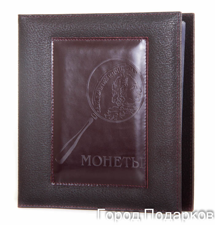 Альбом для монет Стандарт с файлами из тисненой кожи (бордо) 24*26см38 009/040606005 Альбом для монет Стандарт с файлами из тисненой кожи (бордо) 24*26см38 009/040606005Альбом для монет выполнен из тиснёной кожи, содержит металлический кольцевой механизм с четырьмя разъёмными металлическими кольцами, что позволяет коллекционерам варьировать количество файлов. Первоначальное количество файлов - 12 штук. бордовая