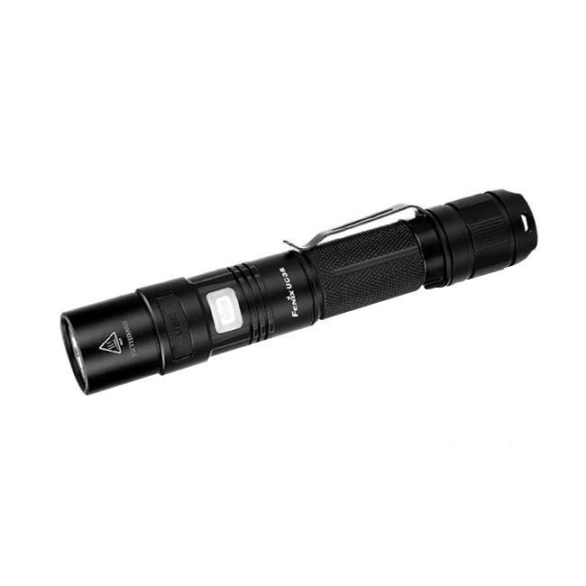 Фонарь Fenix UC35 XM-L2 U2UC35 Фонарь Fenix UC35 XM-L2 U2UC35Fenix UC35 XM-L2 (U2) — это осветительный прибор, работающий как на батарейках, так и на аккумуляторе. При этом аккумулятор можно подзаряжать непосредственно через разъем USB. Максимально возможная яркость для Fenix UC35 составляет 960 люмен.В фонарь Fenix UC35 XM-L2 (U2) интегрирован механизм запоминания последнего установленного рабочего режима. Также в этой модели задействован механизм защиты от установки в аккумуляторный отсек элементов питания в положении с неправильной полярностью. Корпус изготовлен из авиационного алюминия, а также имеет антиабразивное покрытие (анодирование III степени):