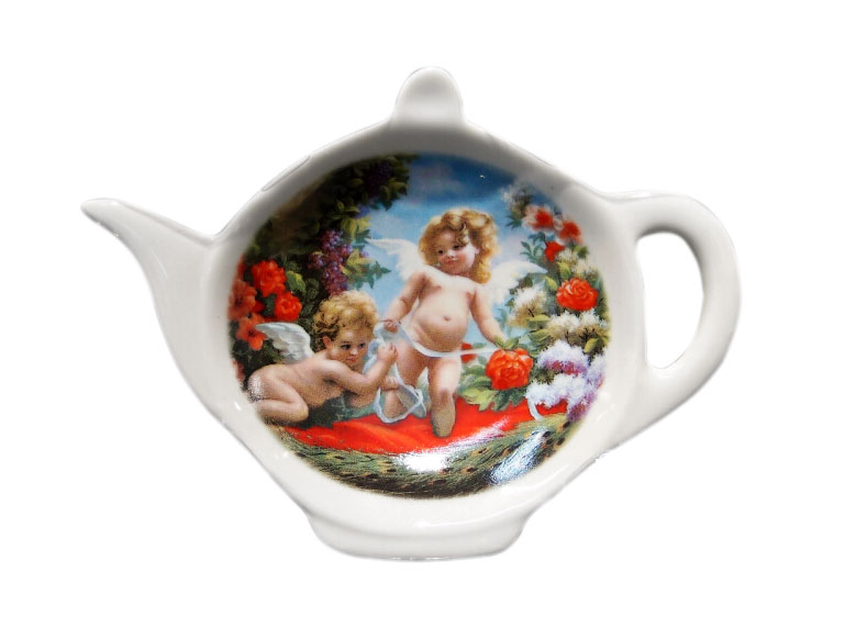 Подставка для чайных пакетиков GiftnHome АнгелTB-Angel Подставка для чайных пакетиков GiftnHome АнгелTB-AngelПодставка для чайных пакетиков GiftnHome Ангел, изготовленная из фарфора, порадует вас оригинальностью и дизайном. Подставка выполнена в форме чайничка и декорирована изображением двух милых ангелочков.Подставка, несомненно, понравится любой хозяйке, а кухонный стол всегда будет чистым, без нежелательных разводов от чайных пакетиков.Размер подставки: 11,5 см х 8,5 см х 2 см.